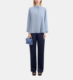 Camisa azul amplia seda desgastada